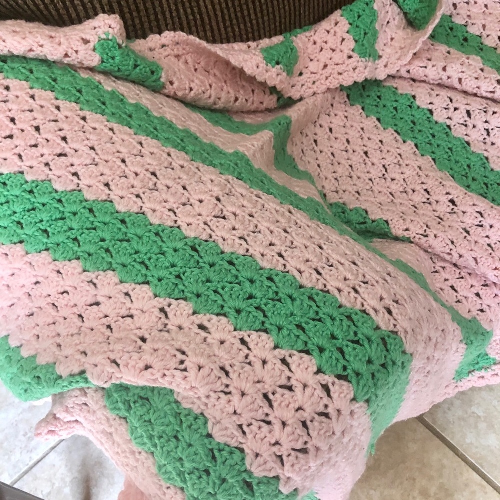 Pink and green crochet throw... gently used 👍